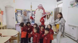 Дед Мороз посетил Индию и вручил подарки местным ребятам