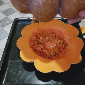 251201 Режу красивую тыкву, тру на тёрке выжимаю пью тыквенный сок Оранжевая мякоть тыковка бахчевая