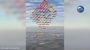 Завораживающее зрелище: 104 парашютиста из разных стран побили мировой рекорд по синхронным прыжкам