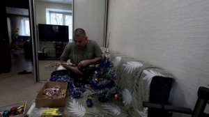 Решил создать себе Новогоднее настроение.Наряжаю елку к новому году.Поиск работы продолжается.