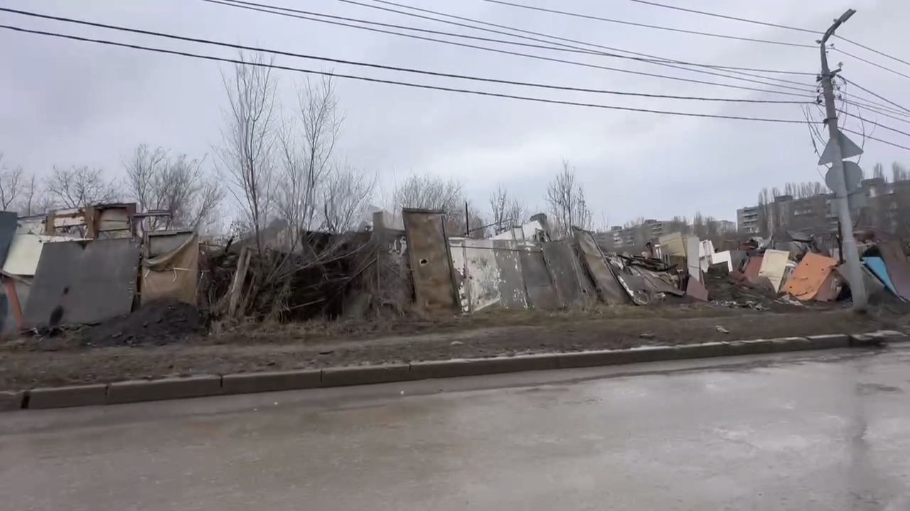 В Саратове возле гимназии организован мусорный полигон смотреть онлайн