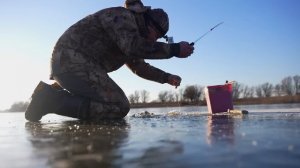 ПЕРВЫЙ ЛЕД ТРЕЩИТ...ЛЕСКУ РВУТ ГОРБАЧИ аж мурашки по телу!!!Рыбалка 2025 по перволедью