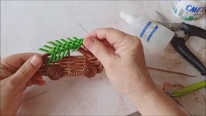 Елочная игрушка машинка из бумажной лозы