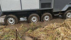 Броневик решил помыть колесики в малюсеньком болотце