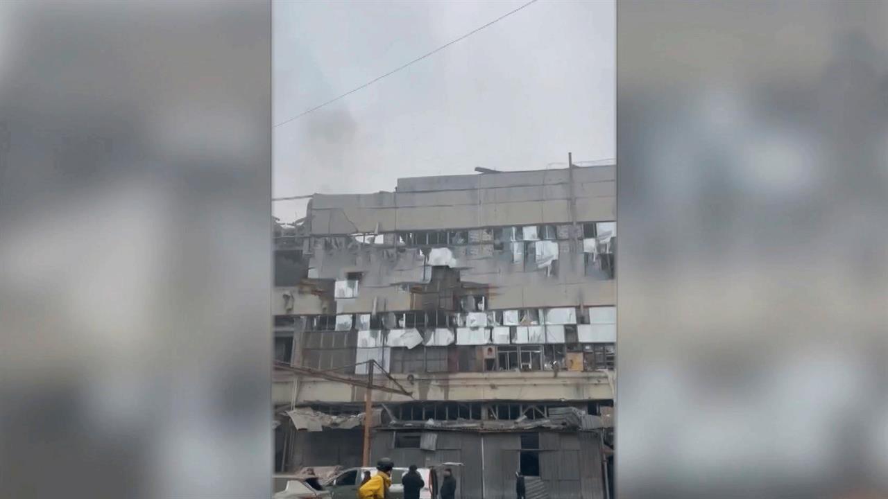 Появились кадры последствий удара "Искандера" по предприятию в Днепропетровске.