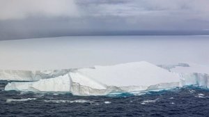 Роскосмос показал фото расколовшегося крупнейшего в мире айсберга
