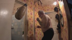 Скручивания в боксе (дед занимается боксом)
