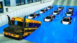 Полицейская машина перепрыгнула через большую лужу, школьный автобус перепрыгнул через большую лужу