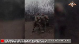 Группы солдат из состава окруженной в Мирнограде группировки ВСУ сдаются в плен российским военным.