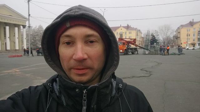 Начали устанавливать Ёлку на площа у парка. Доброго утро и хорошего дня! смотреть онлайн