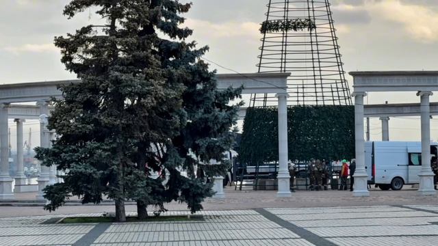 Керченская новогодняя красавица с каждым днем становится всё наряднее смотреть онлайн