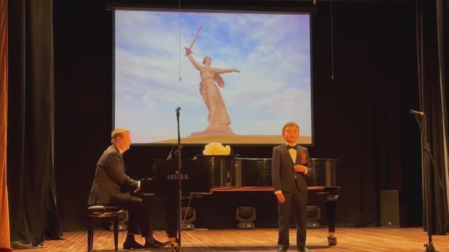 Слова Г. Ходосова. Музыка С. Туликова "ЛИШЬ ТЫ СМОГЛА, МОЯ РОССИЯ" смотреть онлайн