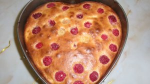 А у нас сегодня, Шарлотка на бисквитном тесте, с яблоками и малиной.  Кулинарим с Людмилой..