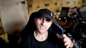 Бородатый карлик в магазине!