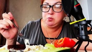 vnuchenka-zakazala-babushka-doedaet-mukbaen-karbanara-po-russki