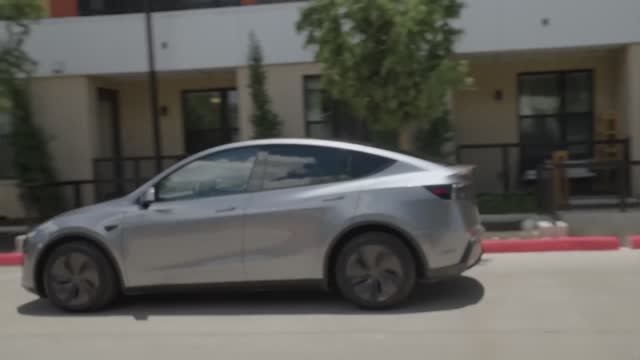 Tesla Model Y - самостоятельно едет к новому владельцу 🚗
