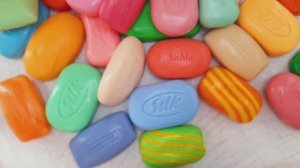 АСМР ШУРШАНИЕ. РАСКЛАДЫВАЮ ЯРКОЕ МЫЛО. ШУРШУ БУМАЖНЫМИ ОБЕРТКАМИ!