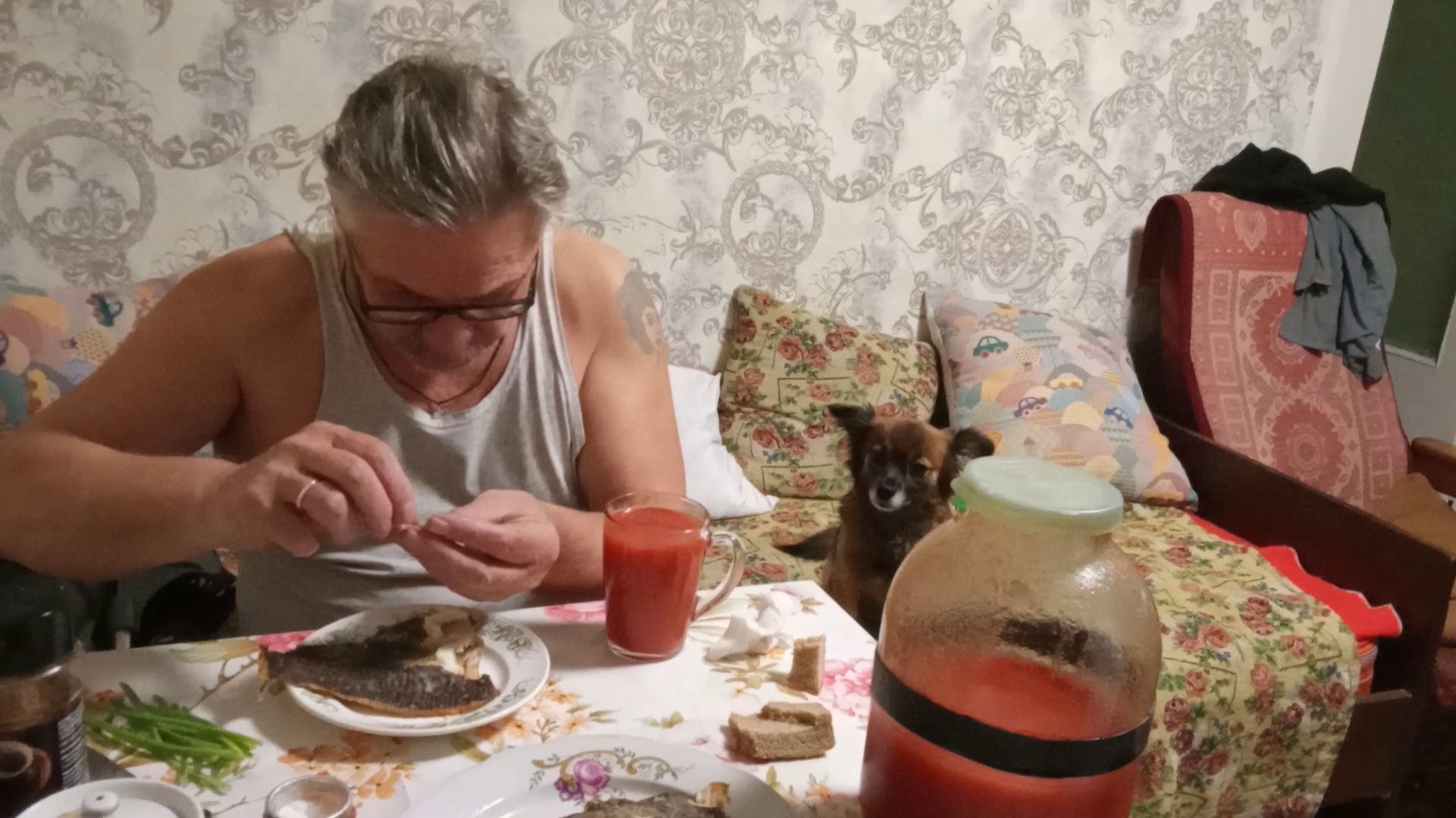 Жизнь в деревне: Новый день - События, Виталик сердиться !