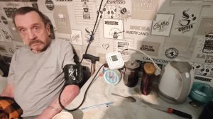 У ВОЛОДИ ДАВЛЕНИЯ . У ФЕДИ ГЛОВА . А У ИРИНЫ ДВЕРЬ . МАНСУР ВЕСЬ В РАБОТЕ .