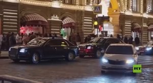 ويتكوف وكوشنير  يتجولان في الساحة الحمراء برفقة كيريل دميترييف قبيل لقاء الرئيس فلاديمير بوتين