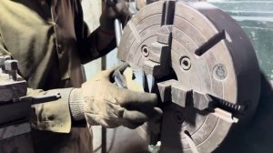 Процесс восстановления шестерни гигантского грузовика