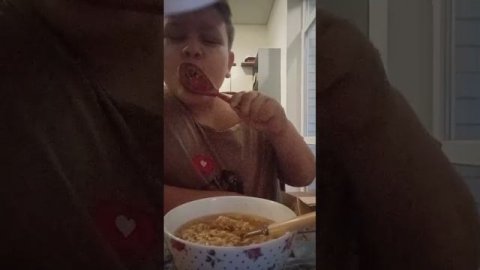 пробую очень острую китайскую лапшу