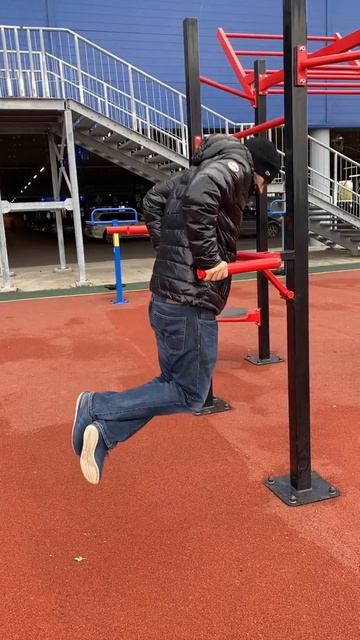 Уличный тренажер октагон AVU042 AVENIR sport - выполнение упражнения