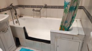 Вырез в чугунной ванне