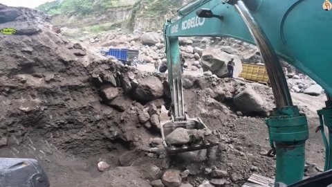 Строительство, экскаватор копает песок