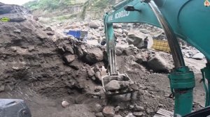 Строительство, экскаватор копает песок