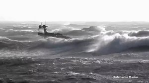 Убойный катамаран на высоких волнах. Выдержал все волны. Круто!