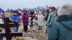 На могилах бойцов и ветеранов СВО «рвут ножами флаги»