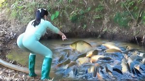 Девушка ловит рыбу интересными способами, и продает ее на рынке. Жизнь во Вьетнаме