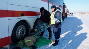 Сотрудники Госавтоинспекции эвакуировали хоккейную команду с обледенелой трассы в Иркутской области