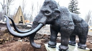 В Макеевке установили маленькую копию мамонтов археопарка Ханты-Мансийска