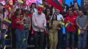 Мадуро продолжает подбадривать себя и население танцами