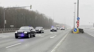 Появились кадры кортежа Уиткоффа, который следует в центр Москвы.