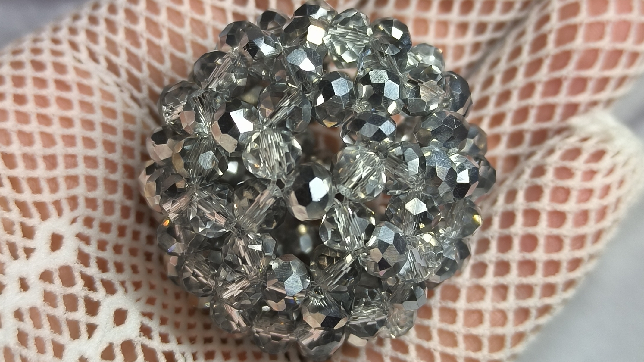 Смотрите какой ёлочный шарик я сегодня сплела😁 ну классный же🩷