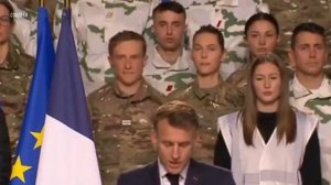 Во Франции военнослужащий ушел со сцены во время выступления Макрона