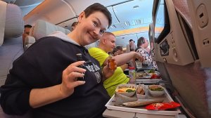 Нам опять ПОВЕЗЛО) Вымотанные и сонные на пути в Бангкок. Мукбанг НЕ УДАЛСЯ, Emirates ЗАКОРМИЛ! Влог