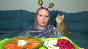 Мукбанг солянка вкуснятина, винегрет, сало. Еда.