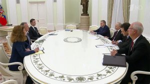 Владимир Путин в Кремле принимает спецпосланника президента США Стивена Уиткоффа.