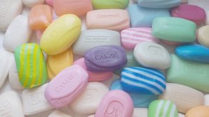 АСМР ШУРШАНИЕ. РАСКЛАДЫВАЮ ЯРКОЕ МЫЛО. ШЕЛЕСТ И ШУРШАНИЕ УПАКОВКИ!