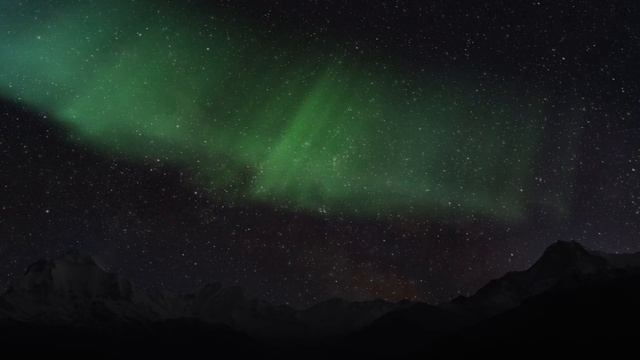 Северное сияние над снежными горами 🌌 Расслабляющий ASMR с атмосферой Альп смотреть онлайн