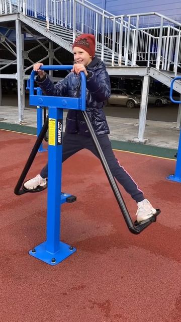 Уличный тренажер разведение ног AVU028 AVENIR sport - выполнение упражнения