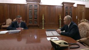 Владимир Путин провел рабочую встречу с губернатором Курской области Александром Хинштейном.