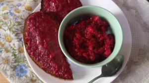 Намазка"Золото в рубине"из отварной свеклы,плавленного сыра и лука.