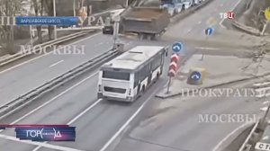 На Варшавском шоссе самосвал протаранил пять машин