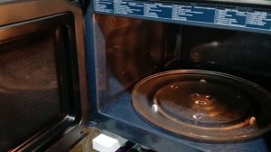 Как отмыть микроволновку и убрать неприятный запах