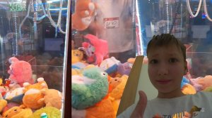 Автомат с игрушками играем ( выбили 5 игрушек){ потел как не знаю КТО}